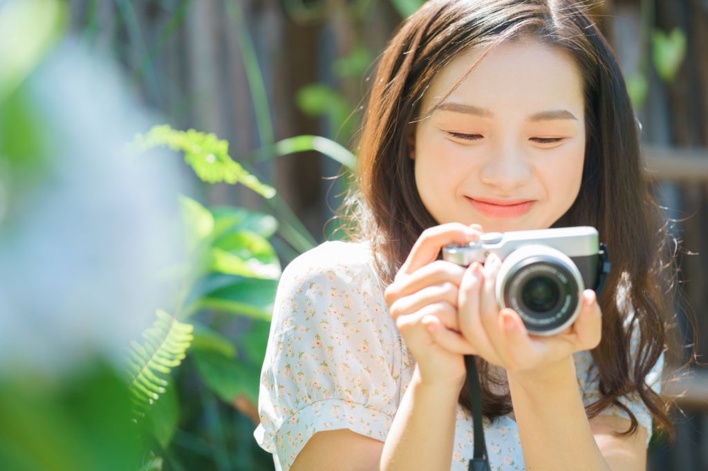 カメラ好き女子へのプレゼントならコレ！おしゃれ便利アイテム15選｜バッグなど