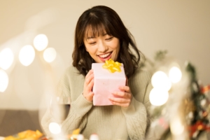 重くない！付き合いたての彼女に贈るクリスマスプレゼントランキング【20～30代】